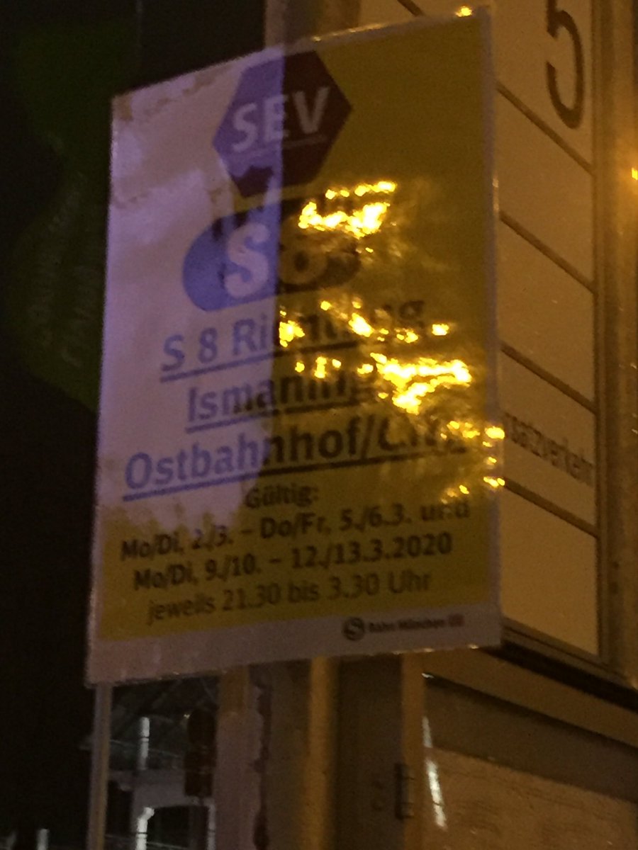 Solange der öffentliche Nahverkehr seine Fahrgäste mit solchen DIN A3  Blättern über Streckensperrungen informiert, brauchen wir über die Verkehrswende in D nicht zu diskutieren! Danke #MVG München
