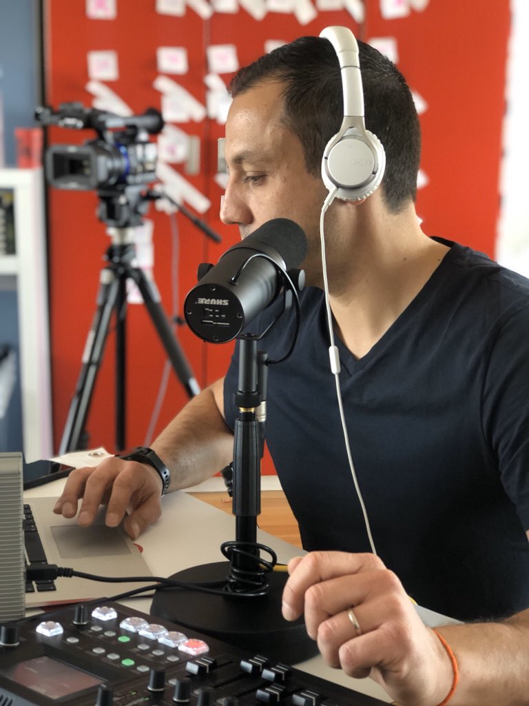 TruGeneva's tweet photo. Sneak peak dans les coulisses du tournage du jour 😬 c’est aussi ça l’esprit #tru ! Se lever à 6h du mat pour faire ce qu’on aime et vous préparer une journée CANON! #trucomunity #trugeneva #hrtech #hrsuisse #HR #recrutement mais pas que 🔥 https://t.co/6h65AsL81Y