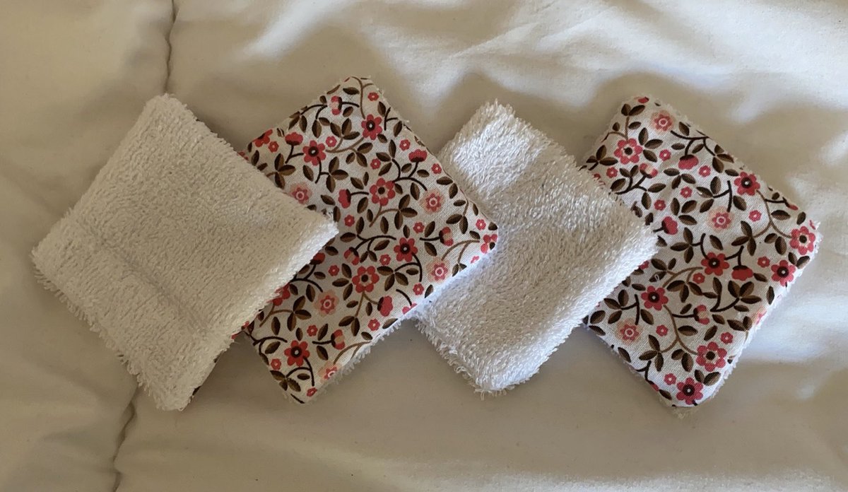bemyhorandise's tweet photo. 🦋 je me suis mise à la couture et j’ai commencé par des lingettes démaquillantes réutilisables, des petites pochettes ainsi que des marques pages en forme de coeur. 
J’aimerai pouvoir en vendre à petit prix. DM pour plus d’infos. 🦋 https://t.co/qO4VVkgVRj