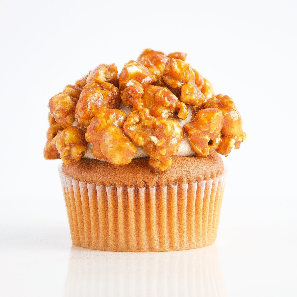 Charoniti's tweet photo. Movie compatible cupcakes with lots of pop-corn and insides full of goo!.. 🍰❤️🍭😍
Photoshoot for @Punk_cake_uk 
Punk Cake 
Punk Cake https://t.co/fGWLzcAOuh