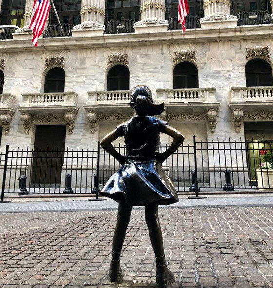 Make sure you stop and see the small, but powerful #FearlessGirlStatue! --Ren

📷:@seoni__i