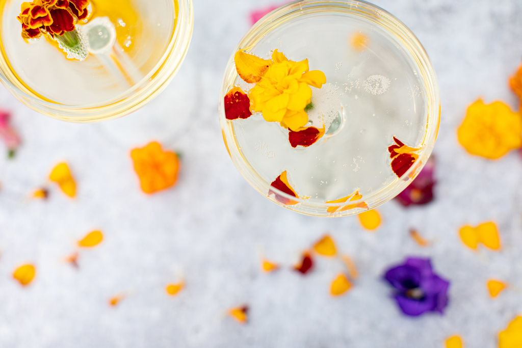 TrueColours_US's tweet photo. Happy Saturday morning! 🥂Is there any better way to start the day? PRO TIP: impress your guests by adding a few fresh edible flower petals to their True Colours Cava glass! 🌈 #truecolourscava https://t.co/KgHLY6PpIf
