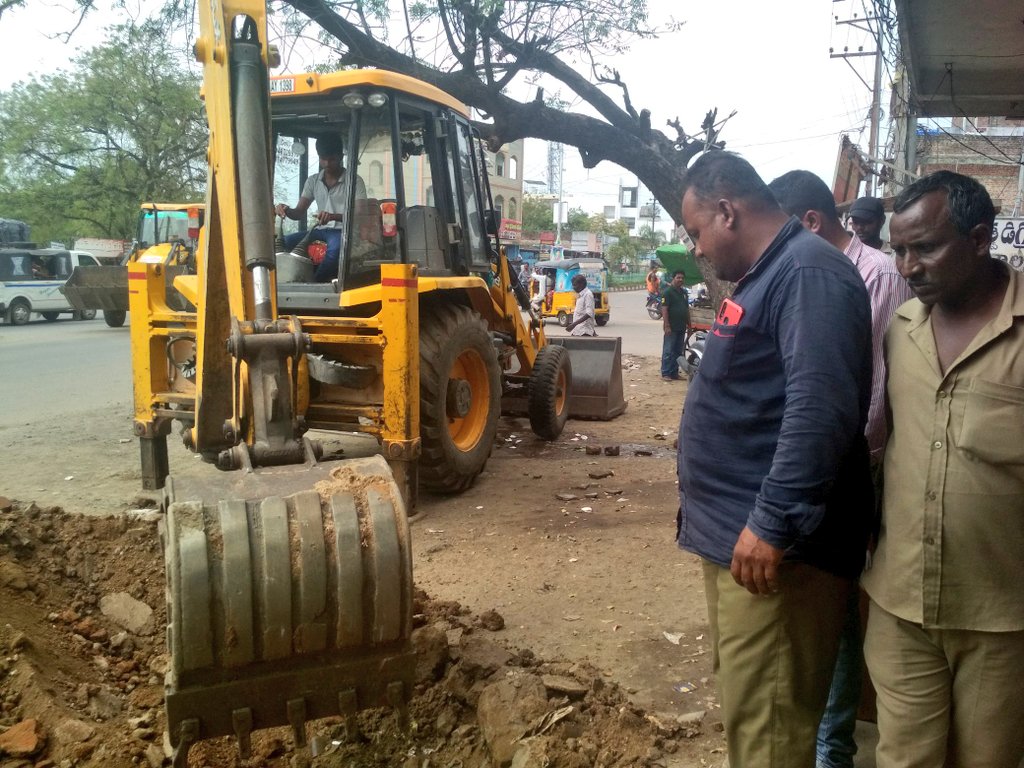 HiWarangal's tweet photo. #swachhsurvekshan2020
Team GWMC Conducted a Spl Encroachment Removal Drive Near Gavicharla X Rd along the Footpaths at Commercial Stretches,under GWMC premises.
#RoadWidenDrive #CommuterFreeSpaceDrive
#RoadClearance
#Inroad #rights 
#FreeFootpathsWarangalCity
#SuperSaturday ⛩️🌇 https://t.co/kEAxyeCR0j