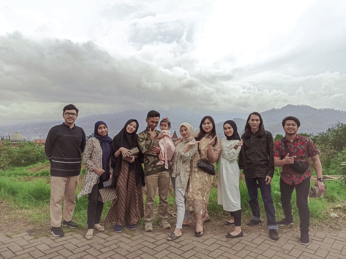 Pulang kondangan di puncak 🌻