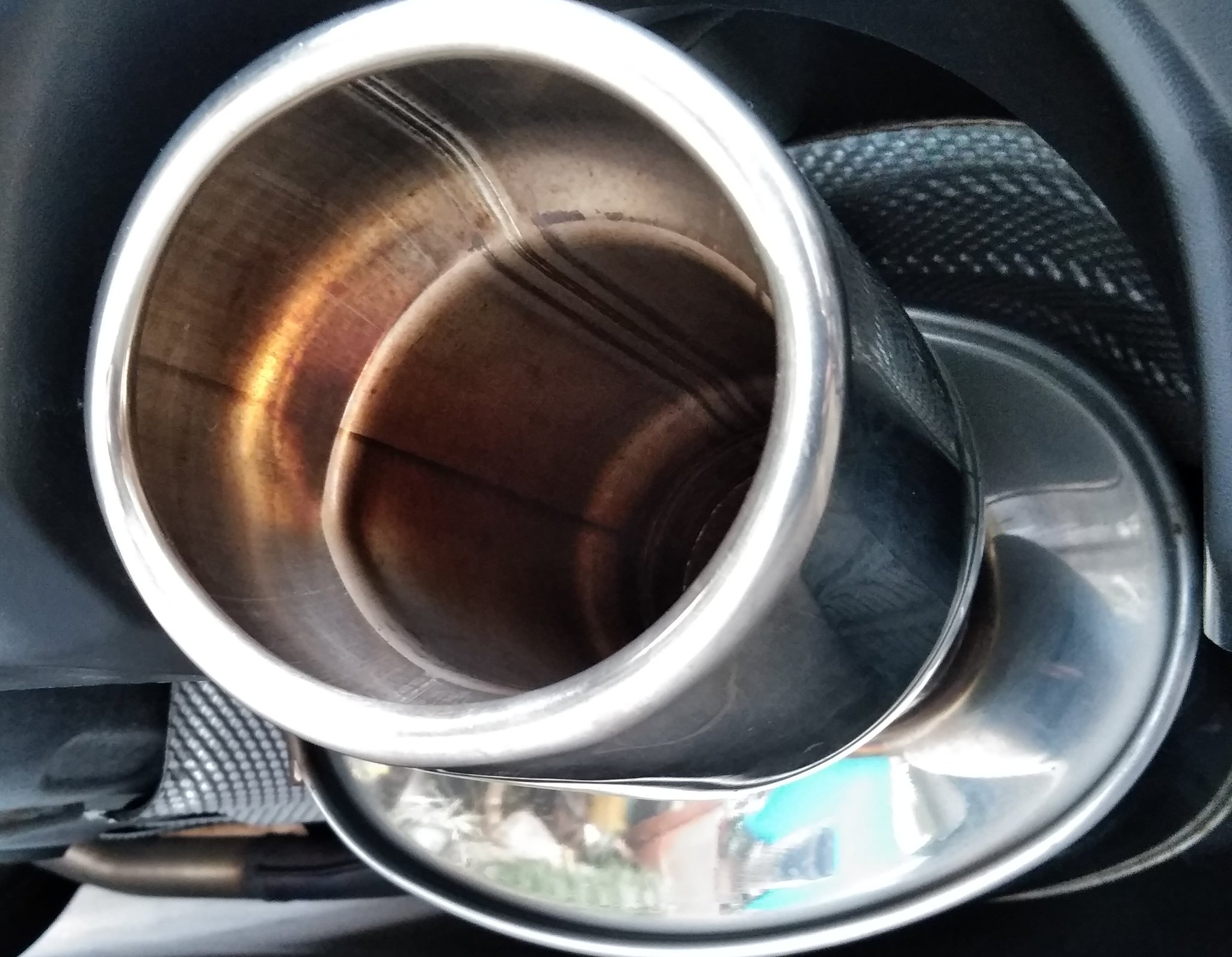 寅次郎 マフラー を見たら なんと めっちゃ汚れでいたので 背中が汚れないように座布団等を置いて寝転ぶ姿で 頑張って磨きました 水拭きは キツイのでバケツに熱いお湯を 入れて磨きました タオルを絞るとバケツの中のお湯が 真っ黒になりました Gh