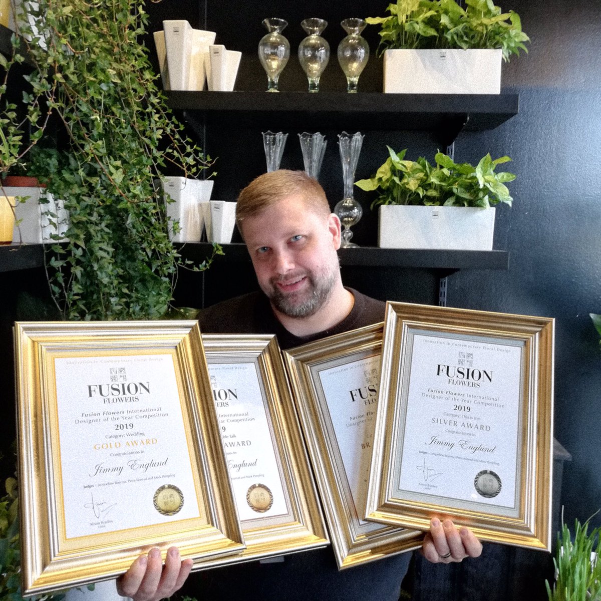 Nu ska även dessa fyra medaljer upp i butiken - sedan Stilflorist-Jimmy lyckades ta 4 av 4 möjliga medaljer i den stora internationella floristtävlingen Designer of the year 2019 :-) #stilfloristerna #linköpingsflorist #linköpingpåkartan