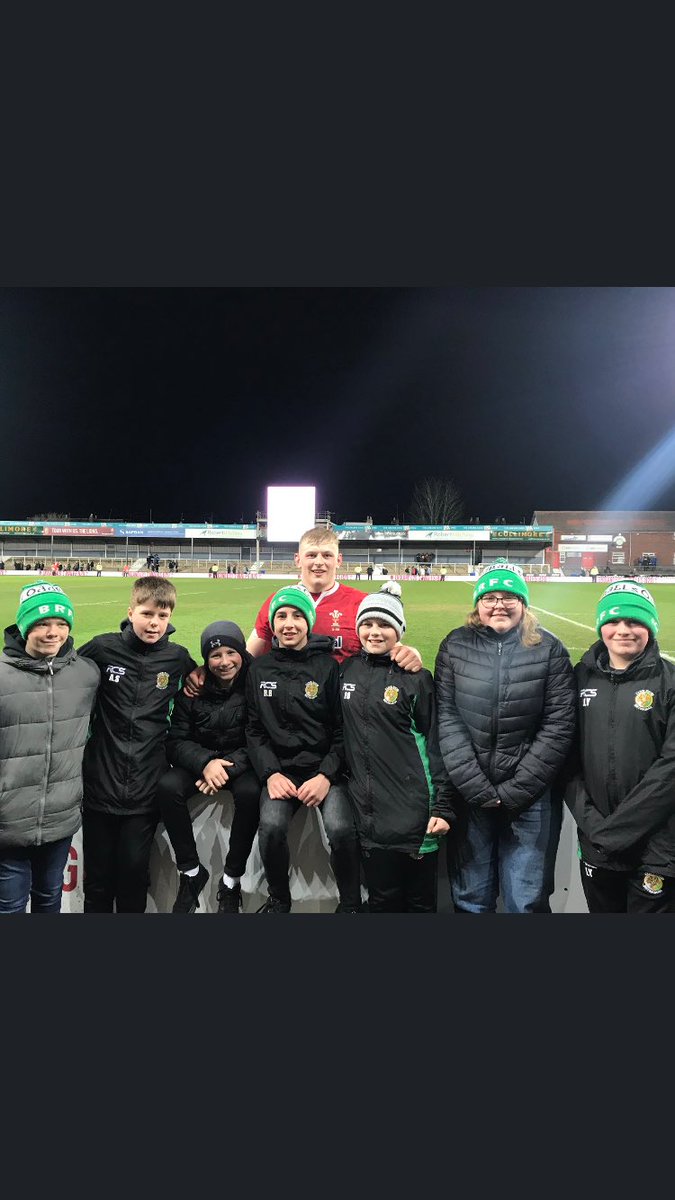 Dyffrynamanpe's tweet photo. 🏉🏴󠁧󠁢󠁷󠁬󠁳󠁿Great to see Jac Morgan making time to thank the next generation who travelled to support him and the Wales Under 20’s team last night.
Gret I weld - Y genhedlaeth nesaf👍
@brynamman_rfc @jacmogs7 @WelshRugbyUnion https://t.co/wtg7t7c0Oo