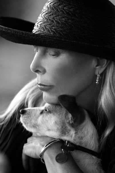 fraveris's tweet photo. Joni Mitchell "A woman of heart and mind" 

“We are stardust, we are golden and we've got to get ourselves back to the garden.”
― Woodstock by Joni Mitchell

unknown photographer https://t.co/pIbuztnVhL