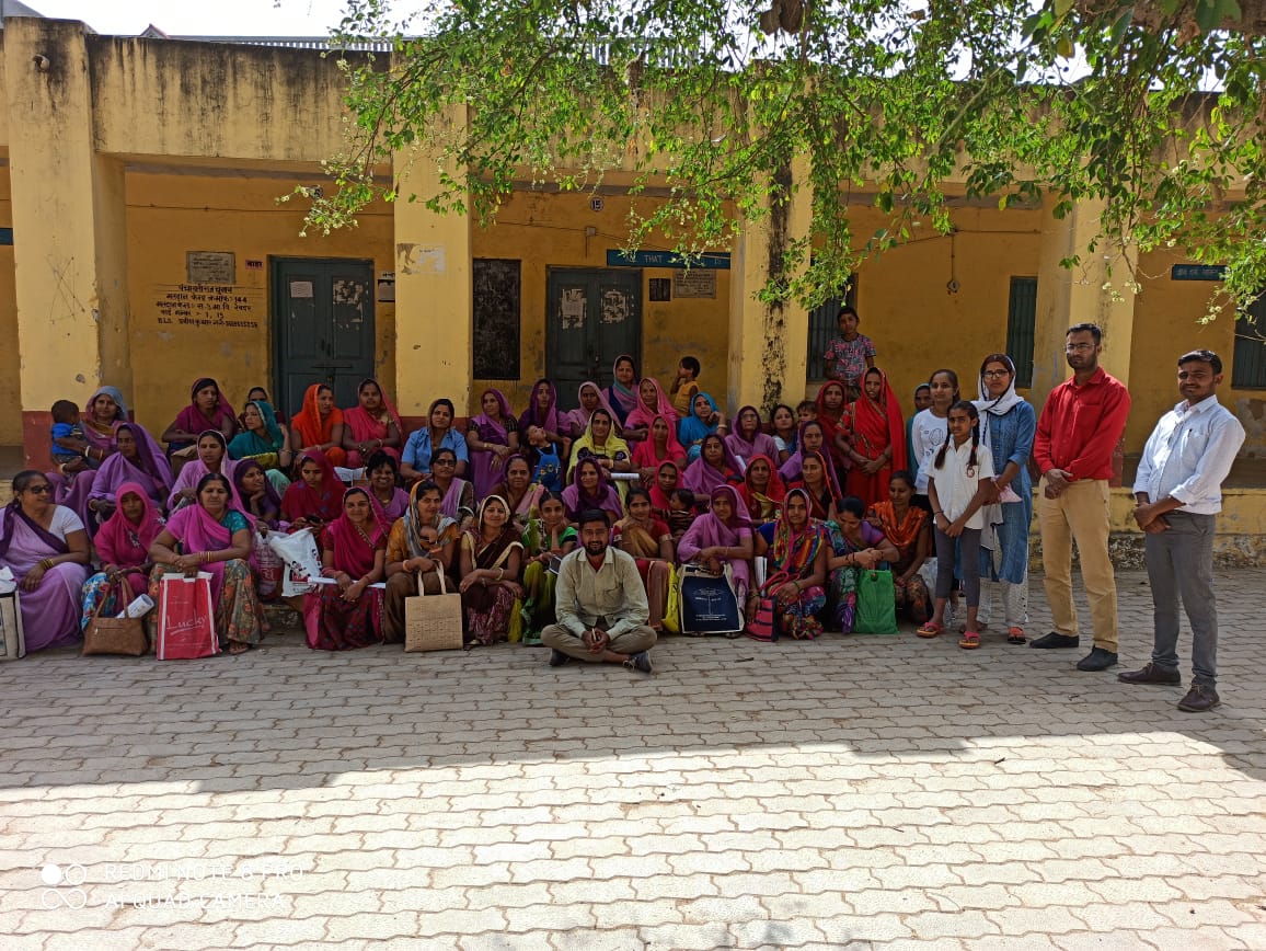 PoshanSirohi's tweet photo. ICDS Revdar community outreach.
सही पोषण देश रोशन
#PoshanPakhwada2020 
#PoshanAbhiyaan
#SahiPoshanDeshRoshan
@NNMRajasthan @DeptIcds @MinistryWCD @POSHAN_Official @smritiirani @SPreraks @tini_tatatrusts @mamta_bhupesh @RajCMO @PMOIndia https://t.co/AdOxbFpbDd