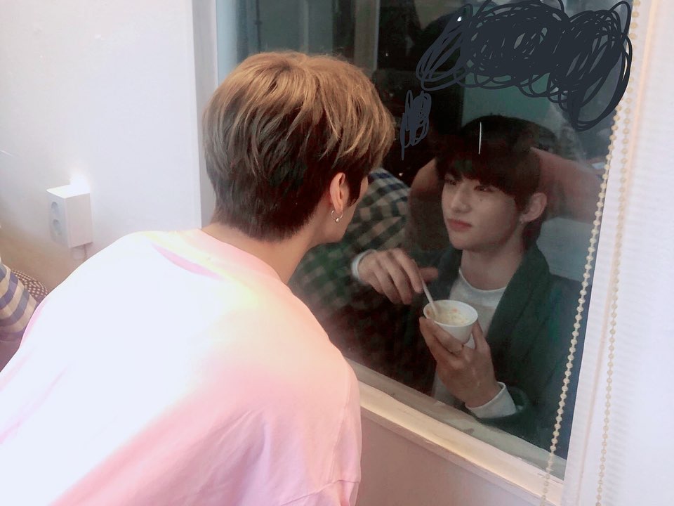 минхо накормил хенджина салфетками. минхо и хенджин салфетки. минхо накормил хенджина салфетками. хван хёнджин и минхо. Stray kids 2021 фото с клипа thunderous.