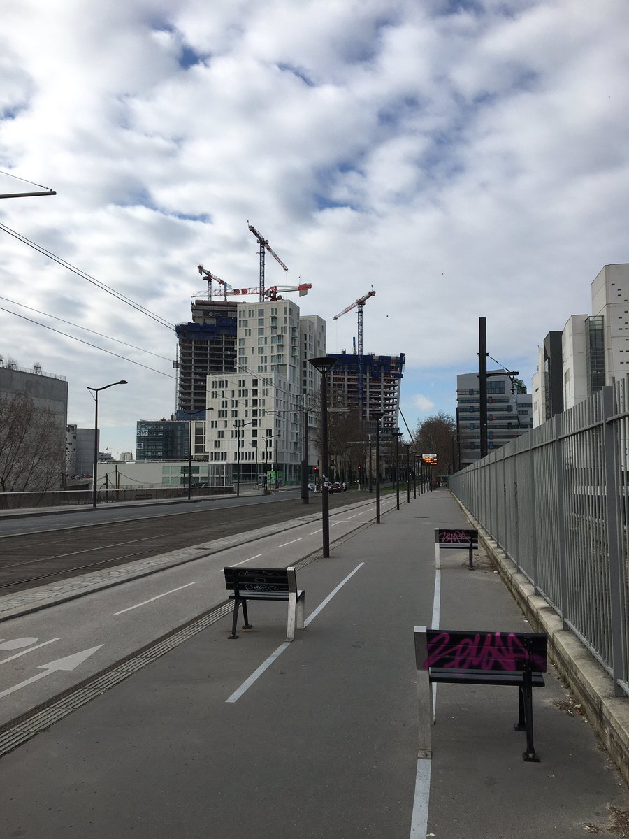 supergreg3's tweet photo. Ce mobilier pont National, expliquez-moi https://t.co/1bq6roDjZg