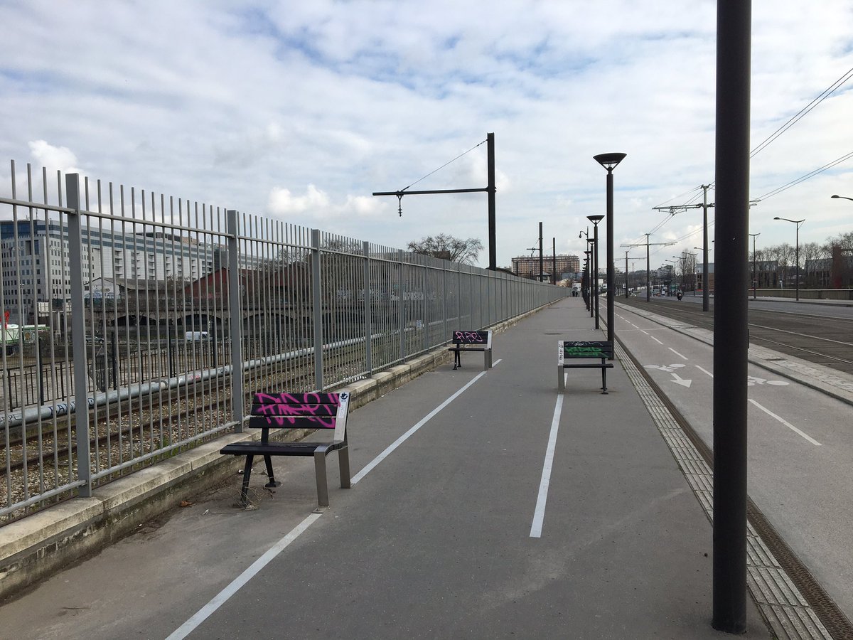 supergreg3's tweet photo. Ce mobilier pont National, expliquez-moi https://t.co/1bq6roDjZg