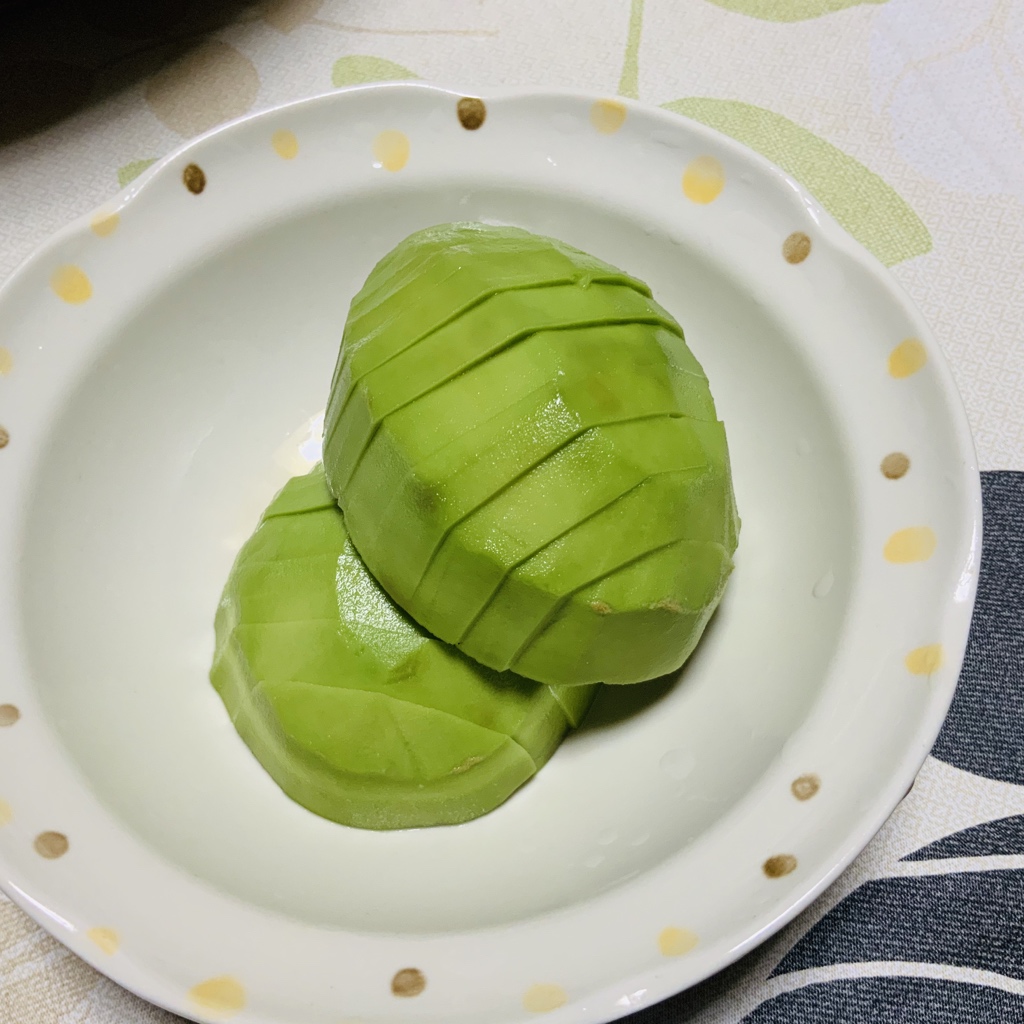糠漬けの推しのアボカドと長芋 そしてタッパーに引っ越した時の私のかわいいヌカチャ 大葉チーズ蒸し土 のイラスト