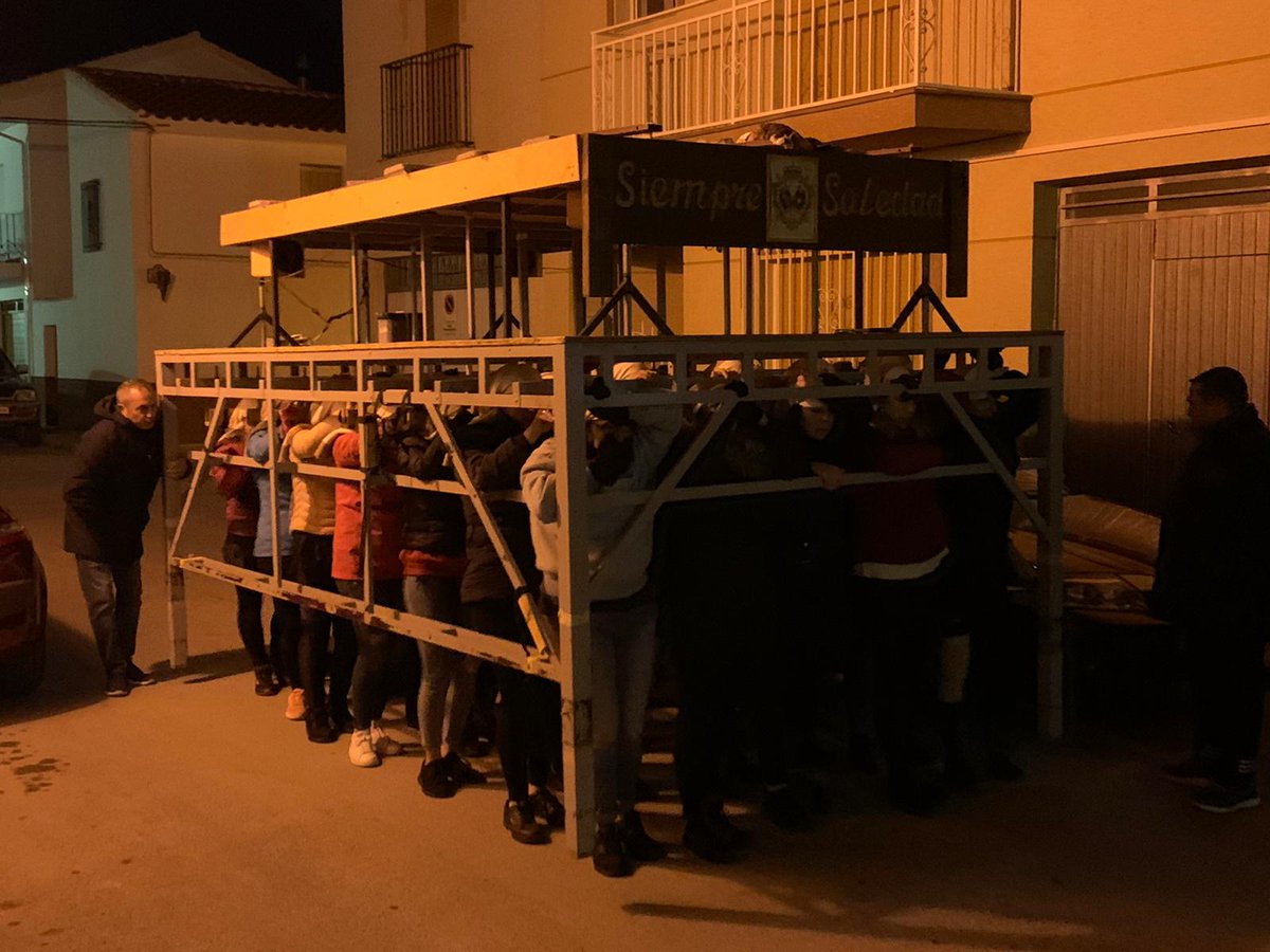 SoledadHuescar's tweet photo. Fuerza, valentia, oración y sobretodo sentimiento. Nuestras Costaleras empiezan sus racheos... #SiempreSoledad💜 @C_SoledadUskar https://t.co/gT5bzHcsH8