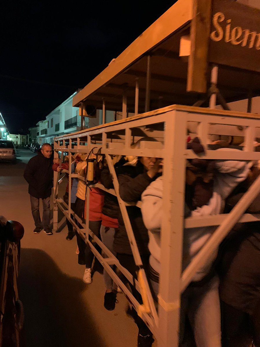 Fuerza, valentia, oración y sobretodo sentimiento. Nuestras Costaleras empiezan sus racheos... #SiempreSoledad💜 <a href="/C_SoledadUskar/">Costaler@s Soledad</a>