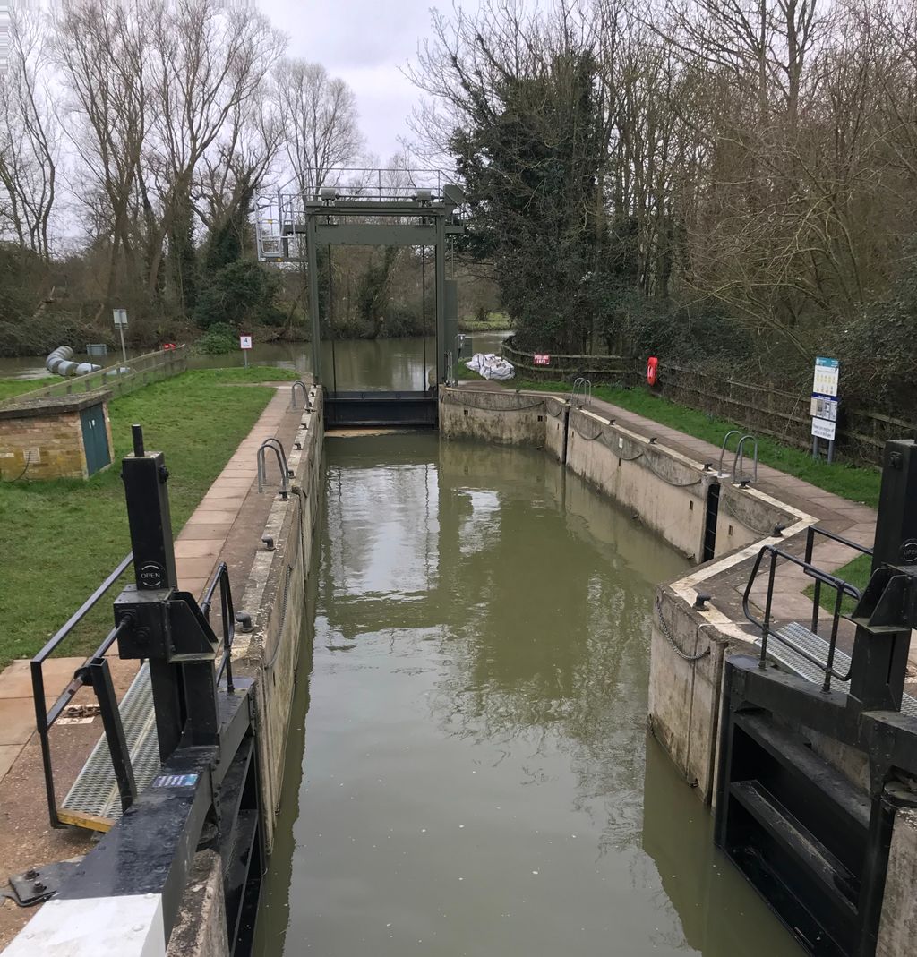 Ang_WaterwaysEA's tweet photo. (1/2) #HemingfordLock on the #RiverGreatOuse in #Cambridgeshire is looking cleaner than it has in a long while, no nothing to do with #Coronavirus, our contractors have now finished up in the #lock & as part of their task list give the whole chamber & lock top a thorough >>cont>> https://t.co/noAtxquKaG