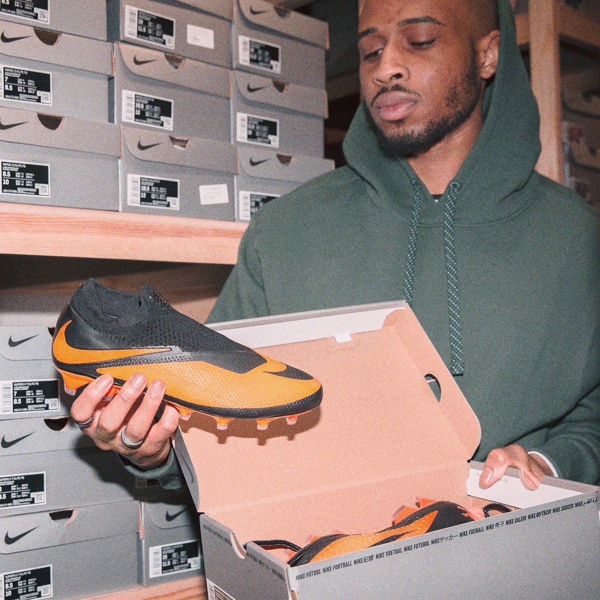 ProDirect_LDN's tweet image. Cop your pair this weekend at Pro:Direct 𝗟𝗗𝗡𝟭𝟵 — the Nike PhantomVSN II 'Future DNA' HV.
-
Pro:Direct LDN19, 19 Foubert's Place, Soho, London, W1F 7Q