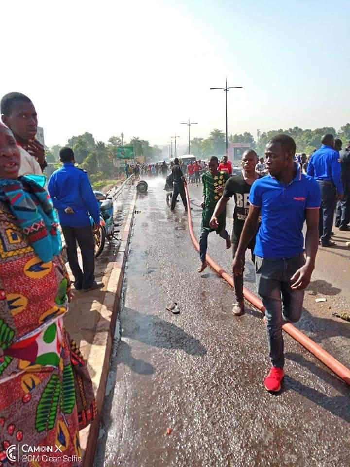 maliactu's tweet photo. Deux Sotramas dans une course poursuite se sont violemment percutés ce matin en renversant une dizaine de motocyclistes sur le Pont Fahd de #bamako.  Au moins 2 morts et 6 blessés graves qui sont dans un état critique. #Mali https://t.co/aNYQ53lLnp