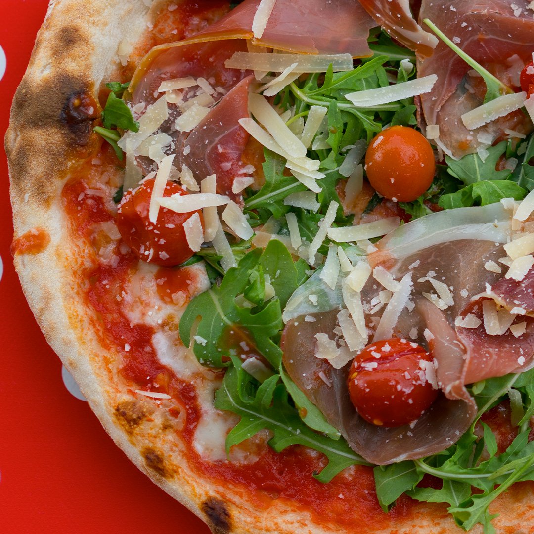 PregoHowth's tweet image. Our Pizza Classico is a really popular choice amongst our customers! Tomato sauce, cherry tomatoes, parma ham and covered with parmesan shavings 🤤 Book your table for dinner this weekend at bit.ly/PregoHowth or call us at 📞 018323359