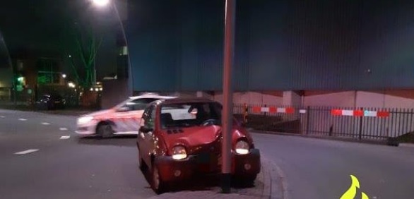 De politie heeft vrijdagavond een vrouw die in de Gasstraat in Oss tegen een lantaarnpaal tot stilstand was gekomen aangehouden. De vrouw ging volledig door het lint..