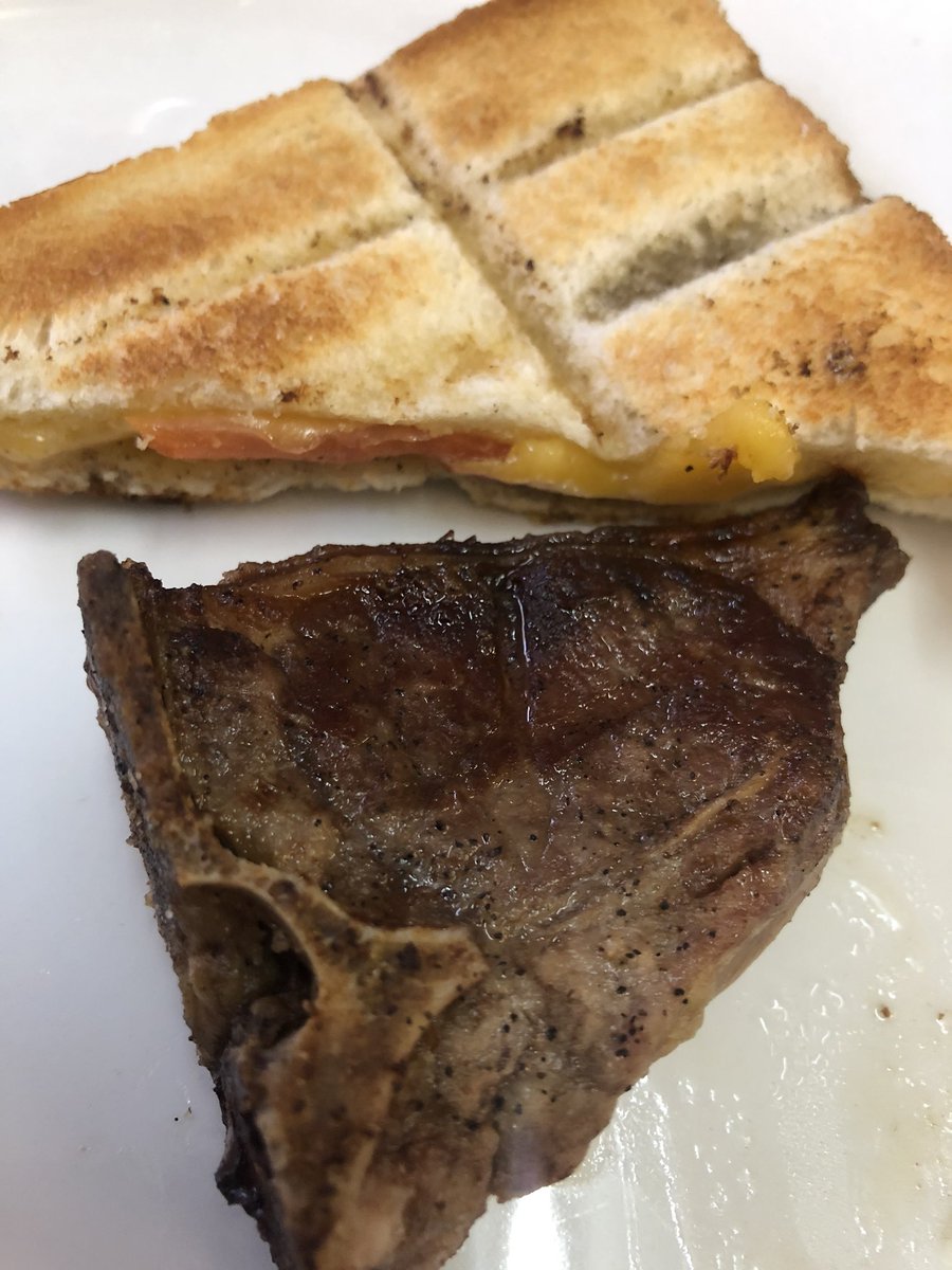 ZaanPotg's tweet photo. ‘n Heerlike proe met vier rooiwyne waarvan drie goud en een dubbelgoud by @veritasawards gekry het en sappige Konsortium Merino tjoppies #ToyotaUSWoordfees #Woordfees #Versnit #BurgerVersnit https://t.co/TQwtZcGNpu