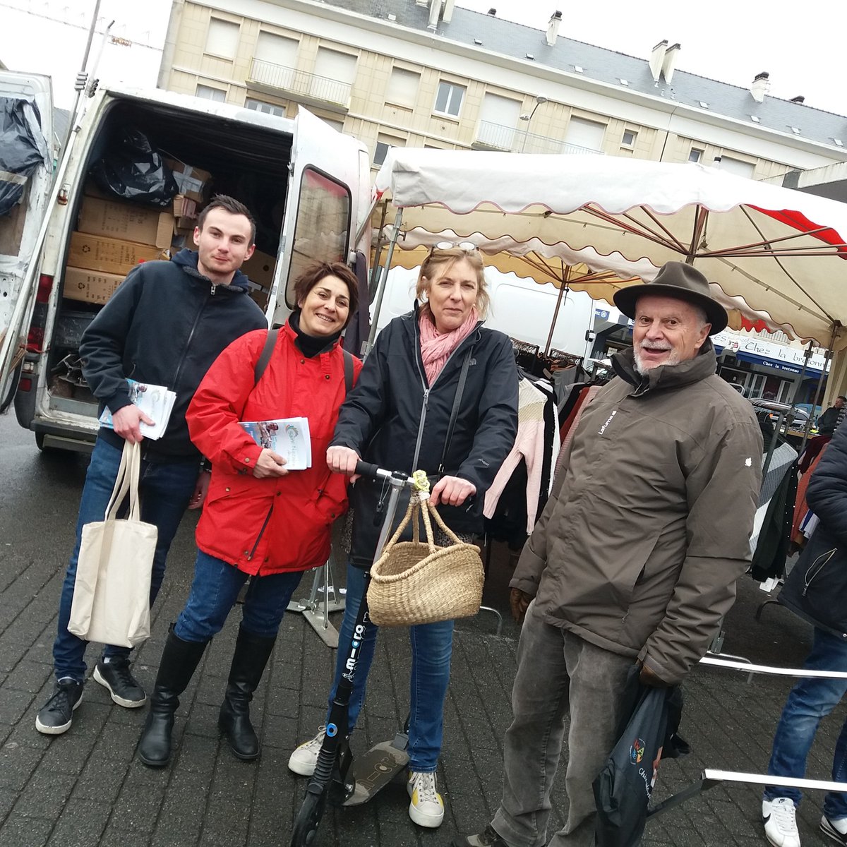 OllivierVal's tweet photo. Oyé oyé demandez le programme ! Dernière ligne droite pour les colistiers et colistières de  @SNavecVous avec @JM_Texier à la rencontre des nazairiens et nazairiennes au coeur des quartiers et du marché de #SaintNazaire 💚 https://t.co/eBFOBgkRUO