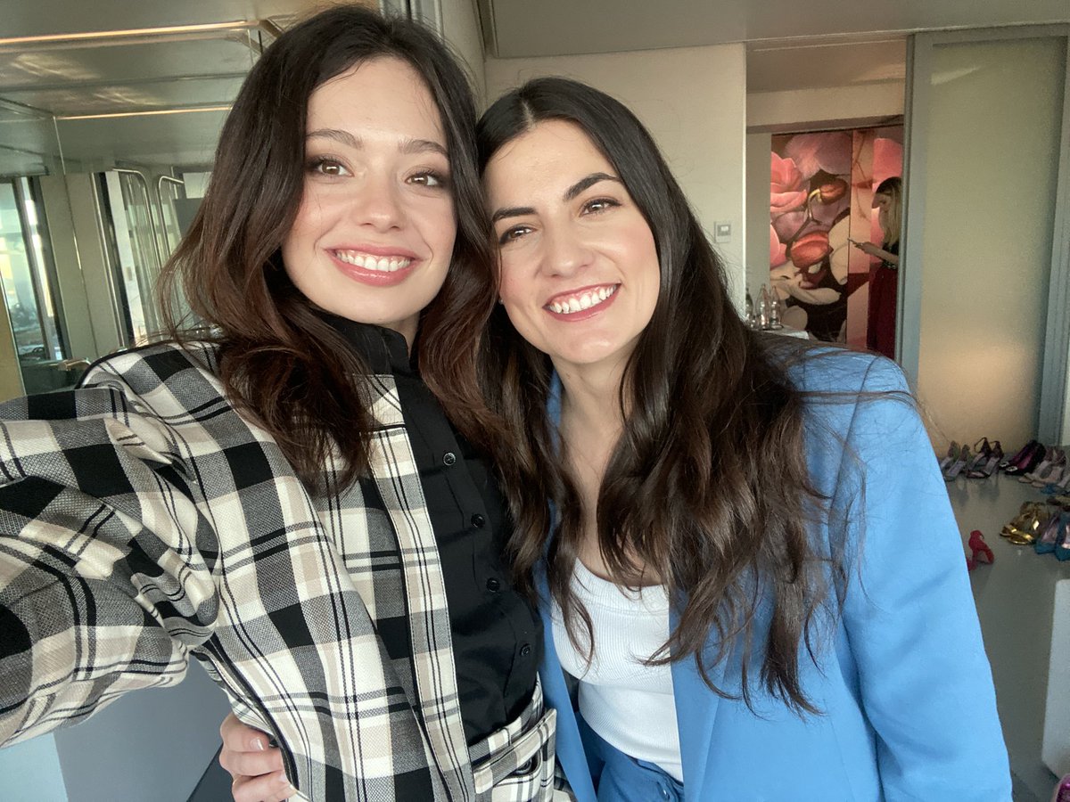 LauraLacarra's tweet photo. #GeneracionNext desde @Mujerhoy. Estaba flipando 🤣🤣. Modelo por un día. Qué majas, luchadoras, valientes y tan cercanas las protagonistas. SON🔝🔝 @BrisaFenoy @AnnaaCastillo @Lola_Gallardo1 @IsabelleMamadou. Gracias!! https://t.co/GKvzfnbxRO