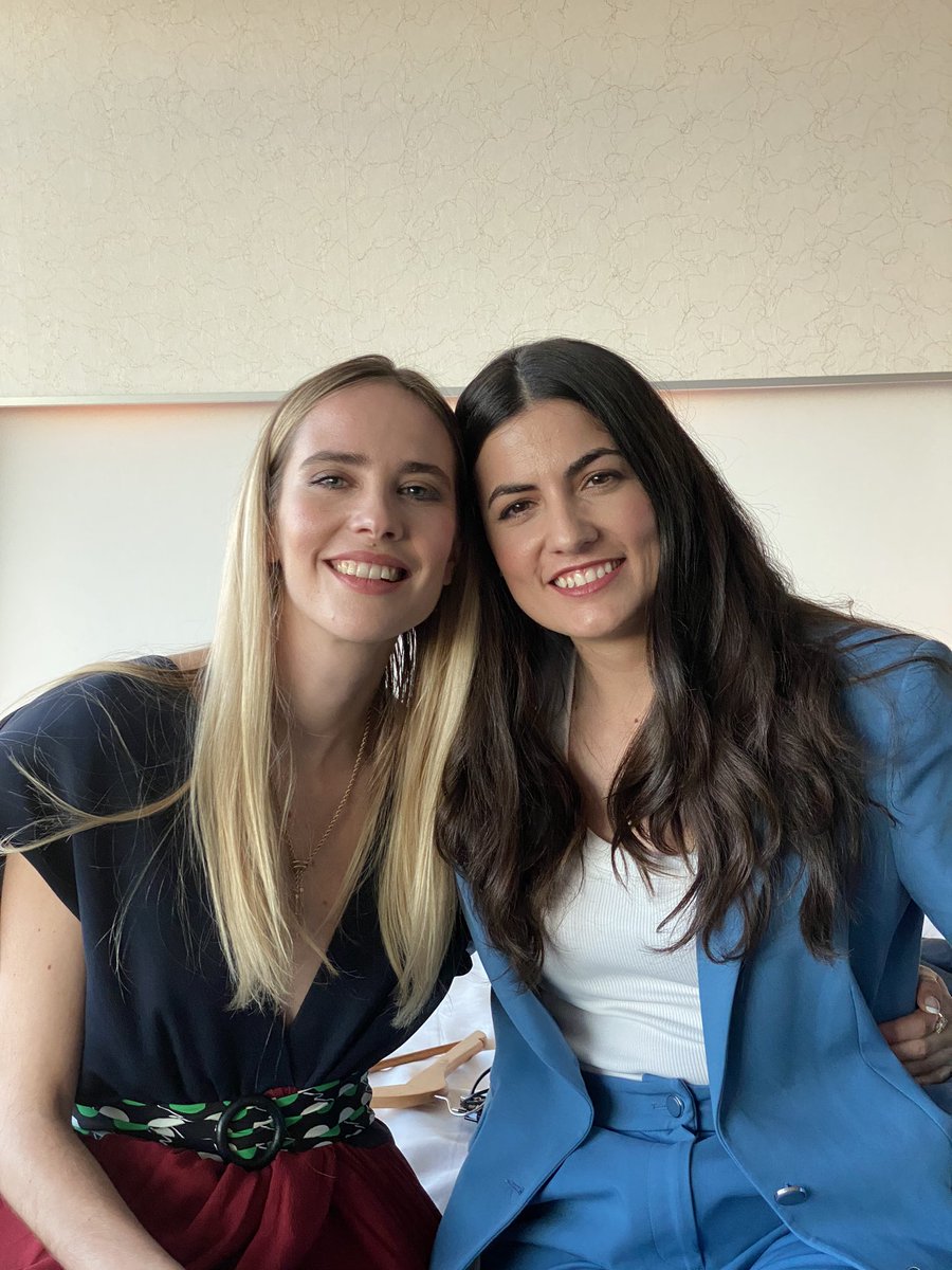 LauraLacarra's tweet photo. #GeneracionNext desde @Mujerhoy. Estaba flipando 🤣🤣. Modelo por un día. Qué majas, luchadoras, valientes y tan cercanas las protagonistas. SON🔝🔝 @BrisaFenoy @AnnaaCastillo @Lola_Gallardo1 @IsabelleMamadou. Gracias!! https://t.co/GKvzfnbxRO