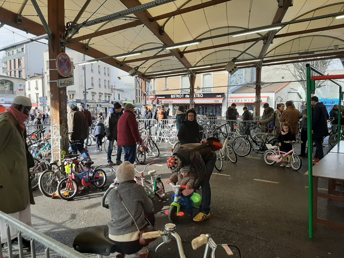 OHCYCLO's tweet photo. Aujourd'hui c'est la Bourse aux vélos. Place du marché. Il en reste encore plein ! . #Montreuil #association #vélo #bike #bikelife #bicyclette #cycle #bicycle #réemploi #participatif #refab #reuse #collaboratif #solutionvélo #environnement #ess https://t.co/7wQrmJtFay