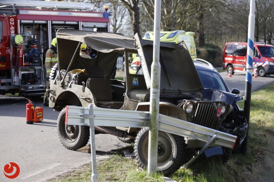 Auto botst met klassieke legerjeep - LIPPENHUIZEN – Op de kruising de Boerestreek met De Buorren heeft vanochtend even na tien uur een ongeval plaatsgevonden tussen... -..