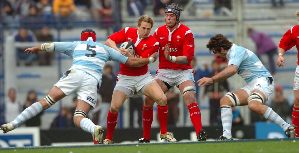 We are deeply saddened by the news that former Wales international Matthew J Watkins has passed away. The squad will today wear black armbands to show their respects. All our thoughts are with MJ's family and friends. Cysga'n dawel MJ #RIPMJ