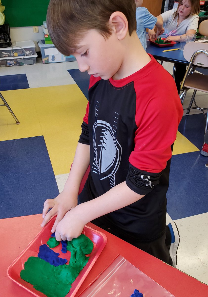 arnott_sk's tweet photo. Adding water to our land and water models. @SmithsonianScie @hollylynn48 @sdotger #whatcanmapstellus https://t.co/ON7JkcP7FE