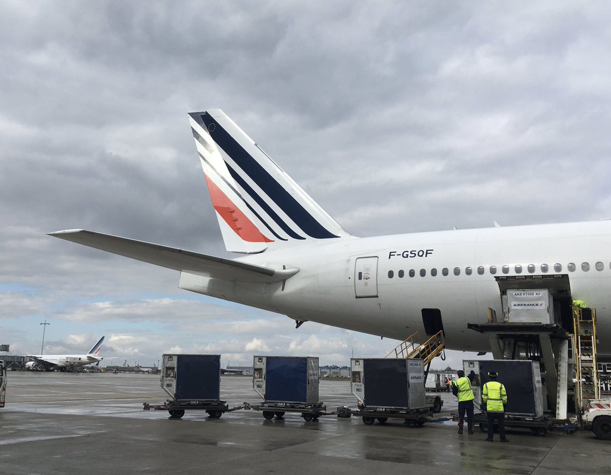 peytour13's tweet photo. Cool meeting 😉 during a wet exterior inspection #CDG #AF054 #777 to IAD & #AF356 #A350 to YYZ
Both of them looking great 👍
Meeting you at D.C. 😀 https://t.co/1myvSJeO11