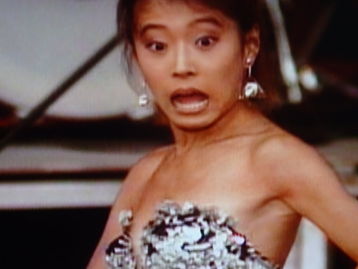 星座 ｅａｓｔ ｌｉｖｅ 穴が開くほど何回も見てるけど また見てた 十戒を歌い始めようとして 足を上げた時 あっ見えた やっちゃったな みたいな表情がかわいらしい ｅａｓｔｌｉｖｅ 中森明菜 見えちゃったかな