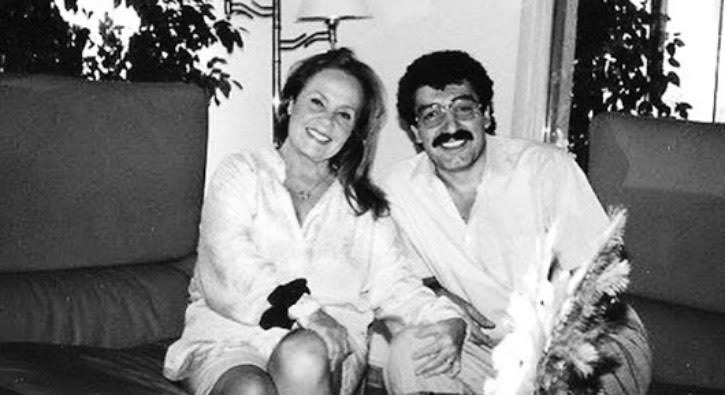 Muhterem Nur hayatını kaybetti.

"Mezarı çift kişilik aldım. Ne güzel bir şey kemiklerimiz birlikte çürüyecek. Benim için 'Sevdiğine gitti' diyecekler." -Muhterem Nur

Bu dünyadan iki çok değerli insan geçti.🌹