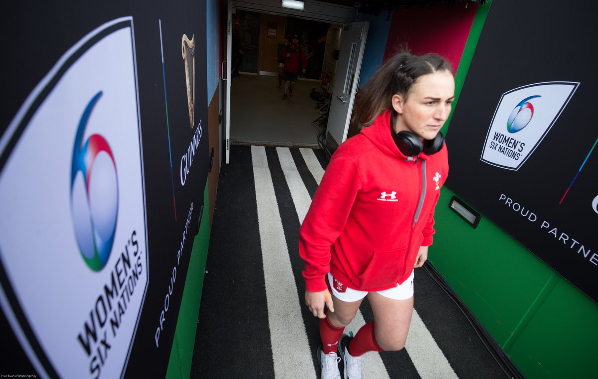 WelshRugbyUnion's tweet photo. #WalesWomen skipper @SiwanLillicrap prepares to lead her side out against champions @EnglandRugby at Twickenham Stoop
๐บWatch live on Sky Action now
๐ปWatch live stream https://t.co/3VWYXMw1Qy and @yclwbrygbi Facebook
๐ฒ WRU live blog https://t.co/zAOSOuyN6P
#SistersInArms
#YCrys https://t.co/Z62X9ZkaRF