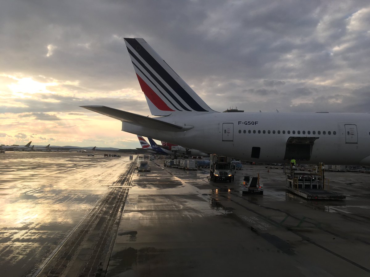 peytour13's tweet photo. Arrived 5’ ahead of scheduled time 👍 #AF054 #777 after vectoring by #ATC around weather and trafic pretty heavy.
Great job guys 👍👍.
Nice view of #IAD down wind RWY01R in wet and windy conditions #AvGeek #pilotlife 👌😎 https://t.co/h3g1fSdJoY
