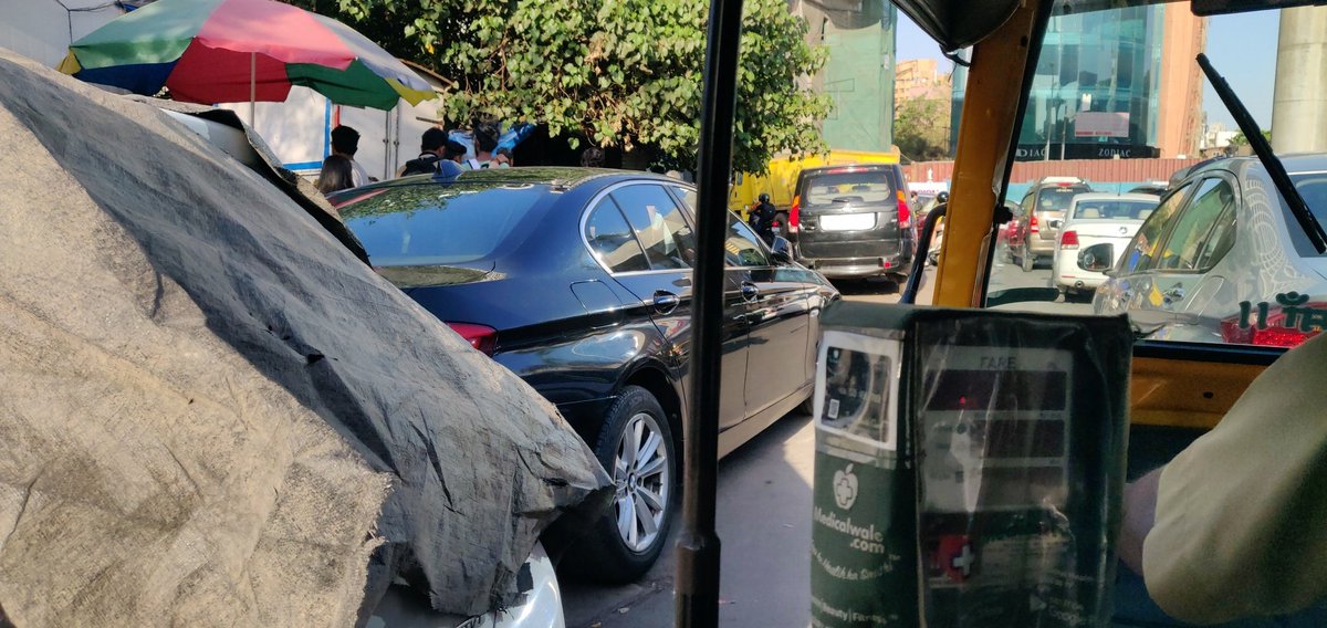 hdecnjf's tweet photo. Near infinite mall parking of vehicles due to wich heavy traffic jam is scene@mumbaitraffic https://t.co/C0tnHr6uG4