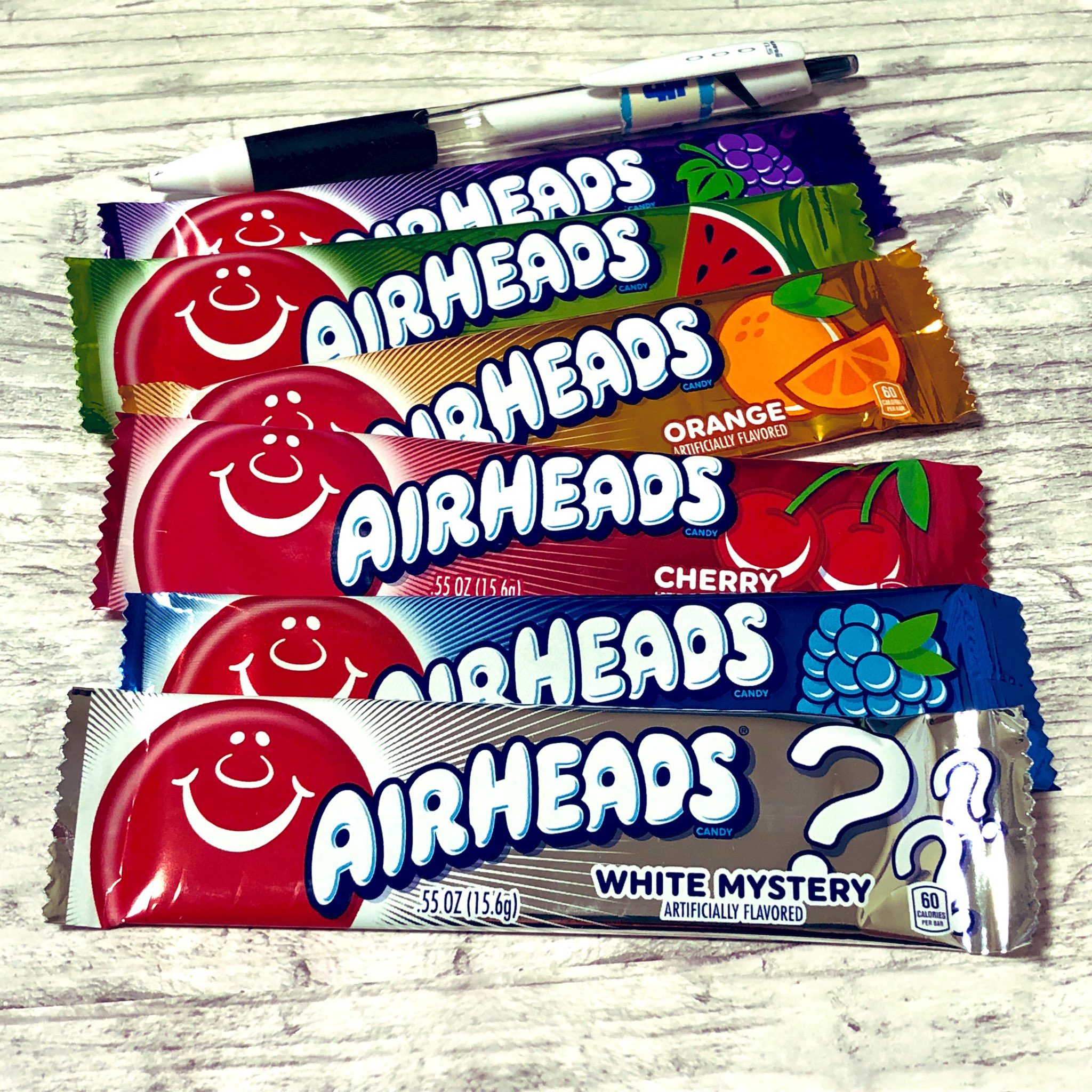 ちゃたろう アメリカ土産でもらった Air Heads というこのお菓子 パッケージからでかい風船ガムだと勘違いしていましたが 実際はソフトキャンディーでした 味は実にアメリカン 香料強め ハテナ味が気になります T Co Ybcm0cfk5y