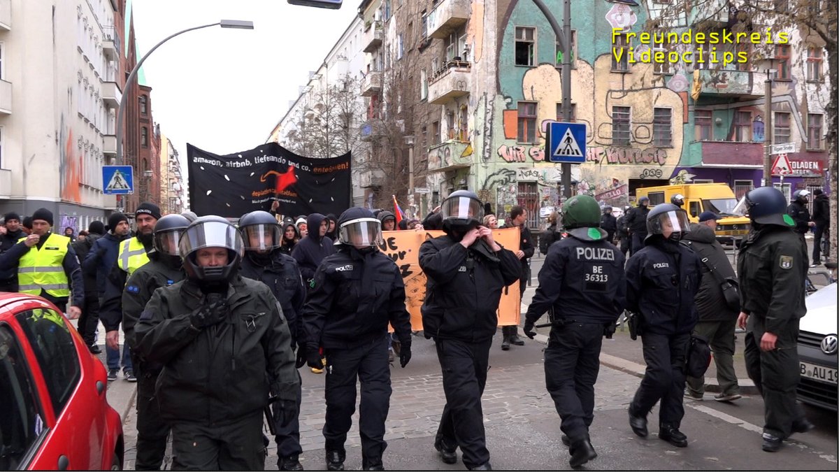 freundeskreisv's tweet image. Video: #Liebig34: selbstorganisiertes feministisches Hausprojekt 
youtu.be/crG4zkRl0I0

seit über 20 Jahren ein Ort an dem sich Feminist*innen gegenseitig stärken, von Zwangsräumung bedroht

#BerlinvsAmazon-Demo

@Liebig34Liebig @Padowatchblog
#Feminismus #Frauenkampftag #8M