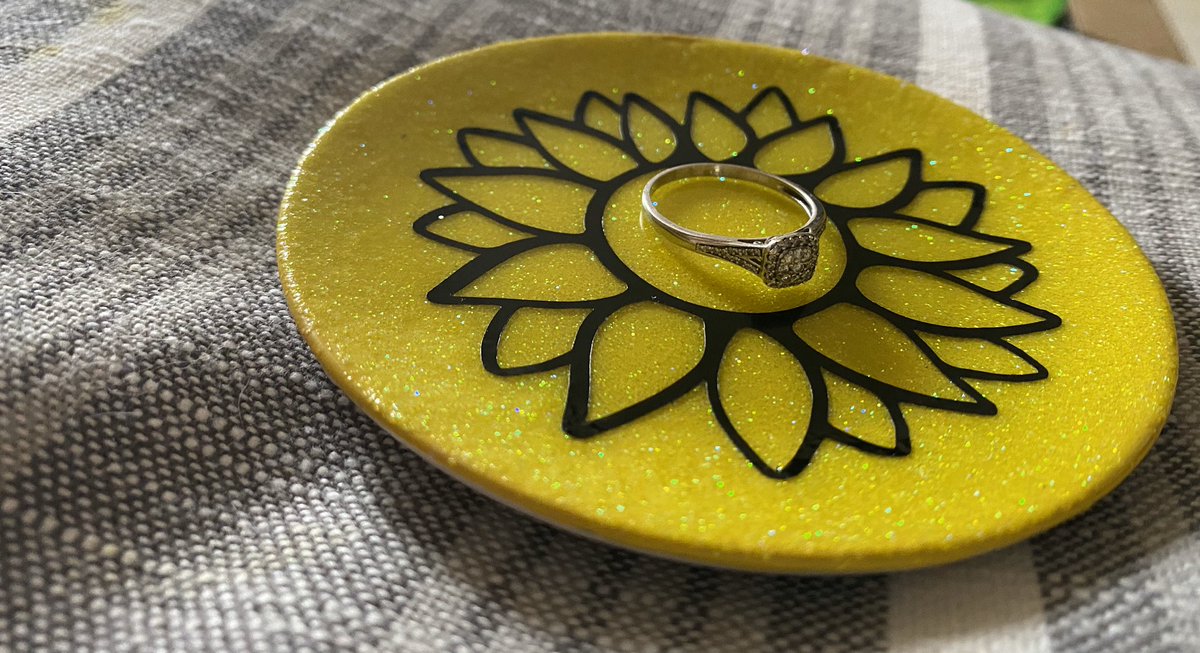 shopbluerose's tweet photo. Sunflower trinket dish #handmade #etsy #etsyfinds https://t.co/BKvpEMQLHj https://t.co/JI4ZaJbiqo