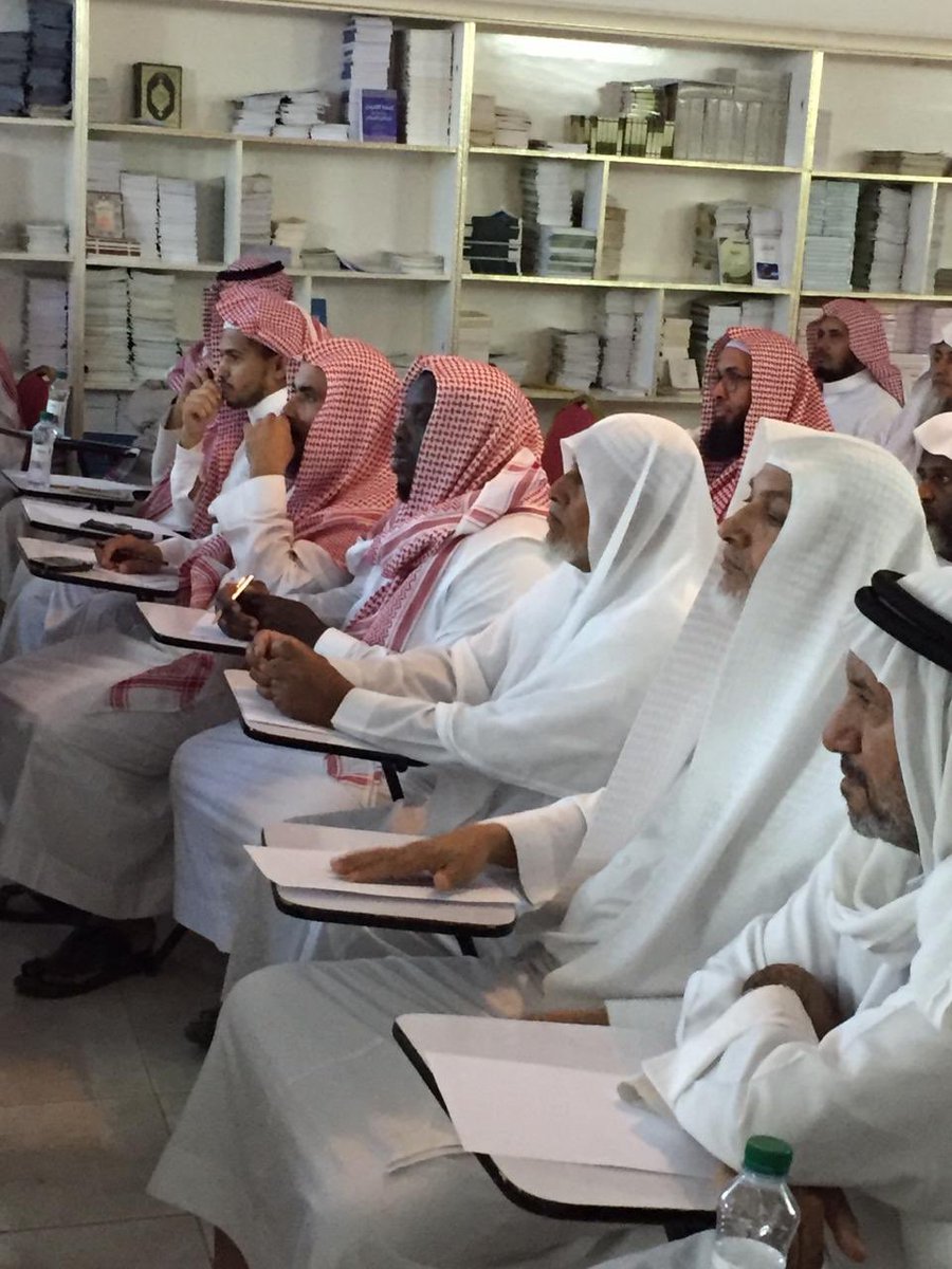 نفذت لجنتكم يوم أمس اللقاء التربوي
(الآباء وصناعة قيم الأبناء)والذي قدمه
سعادة د/عوض مرضاح.
واستفاد منه ما يقارب ٥٠مستفيداً من أولياء الأمور.
حيث كان الحضور لافتاً ومن جميع أطياف المجتمع من داخل المركز وخارجه،وشهد اللقاء نقاشات وطرح أسئلة أضفت عليه مزيداً من الجمالية والفائدة. https://t.co/oGr5GenRkm