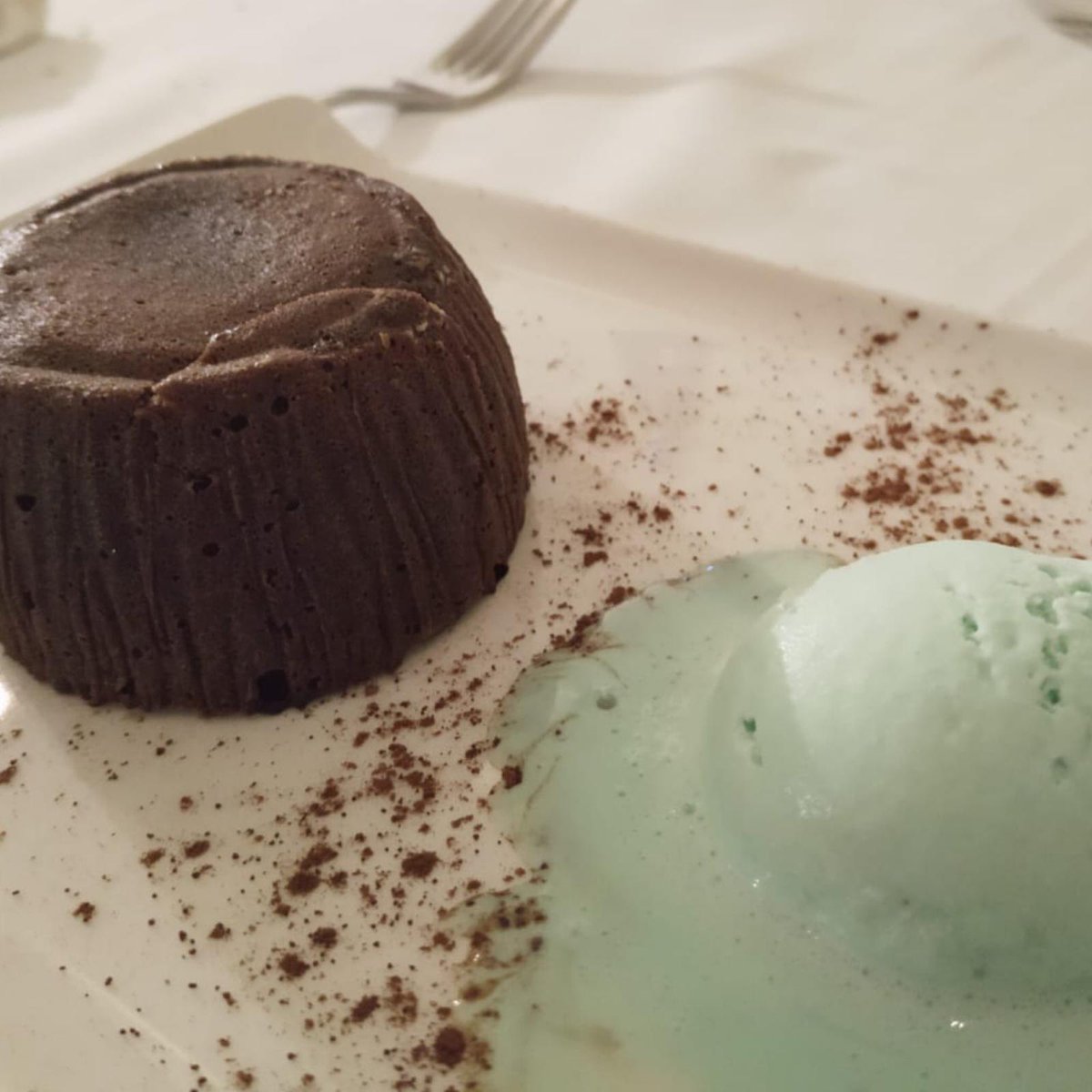 RestBolivar's tweet photo. ¿Quieres disfrutar de lo mejor de nuestra cocina? 😍
.
Prueba nuestro #menudegustacion y ¡deja sitio para el postre! 😋
.
📸 Coulant de chocolate con helado https://t.co/pIESnGAR8l