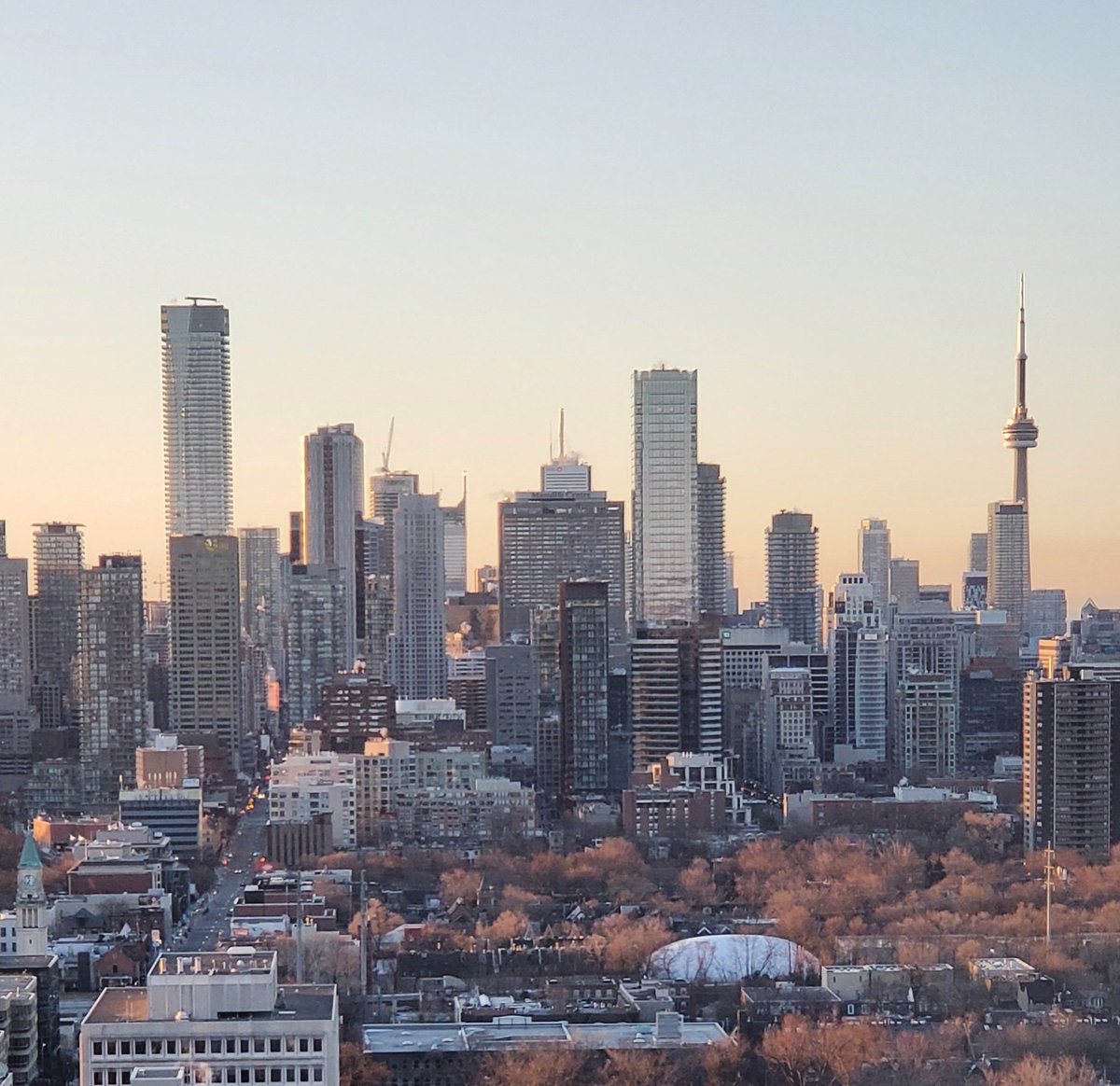 I never tire of this view. Watching the sun rise is a beautiful gift. Have an awesome day. 😊

#cntower #Toronto #YongeStreet #citylife #downtown #concretejungle #morning #sunrise