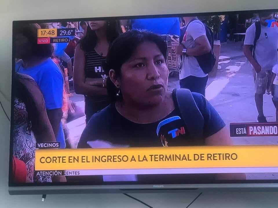 mavica7's tweet photo. No les gustan el material de las casas que les hizo el Gobierno de la ciudad, se las dieron en 380 cuotas , la cuota es de $2.300 por 3 ambientes. En realidad lo que no quieren es pagar nada y son todos extranjeros con planes, tarjeta alimentar y todo el piripipi https://t.co/rDhEIzObRw