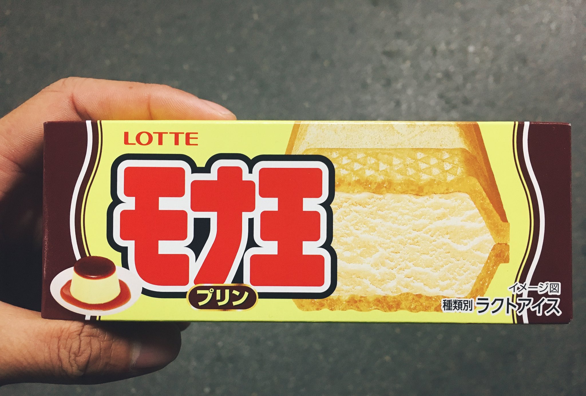 アイス芸人たかたか モナ王 プリン アイスの自販機で購入 モナカにプリンというかカラメル感の強いプリン味のモナ王 7 3くらいでカラメル強めのプリン味 小さめサイズでお手軽に食べやすい 箱のシンプルデザインが令和製造とは思えなくて良い