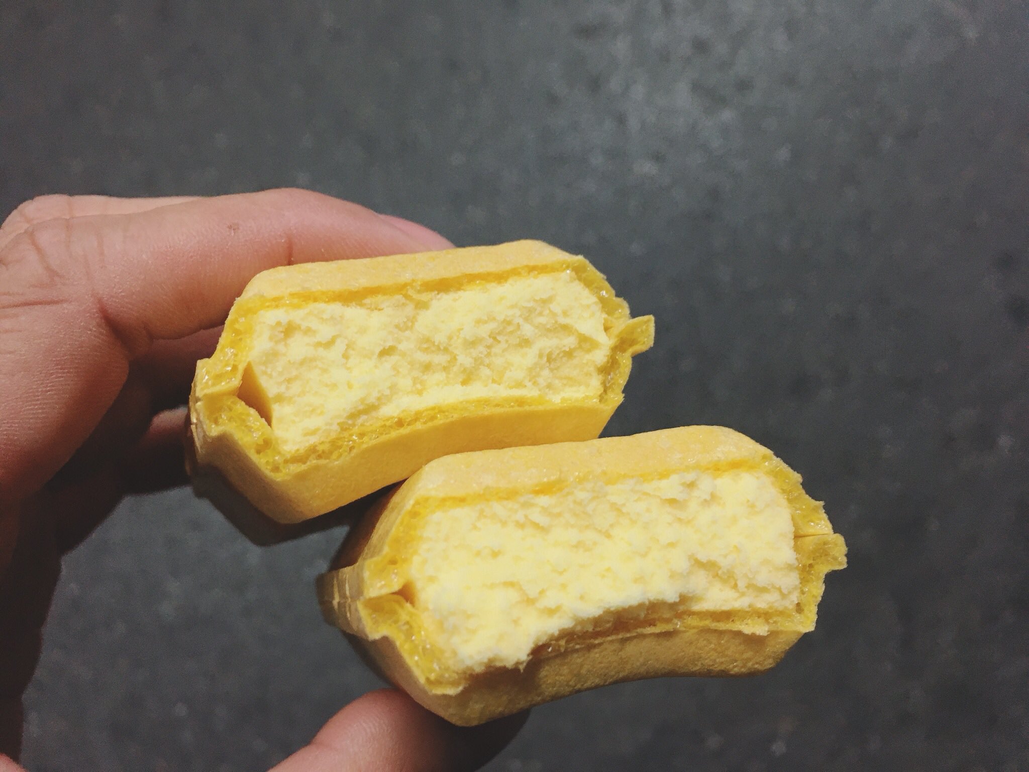 アイス芸人たかたか モナ王 プリン アイスの自販機で購入 モナカにプリンというかカラメル感の強いプリン味のモナ王 7 3くらいでカラメル強めのプリン味 小さめサイズでお手軽に食べやすい 箱のシンプルデザインが令和製造とは思えなくて良い