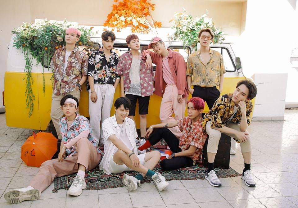 Vpop_On's tweet photo. [#INFO] Foi revelado foto do grupo #Super9 (antigo Zero 9) juntos, com os novos membros #Mew #Eden #Junior #Win, além dos antigos #Jbin #Leo #Kayz #Han #Alan.

#vpop #vietnamesepop #BoyGroup #singer https://t.co/KgfeOjSQgj