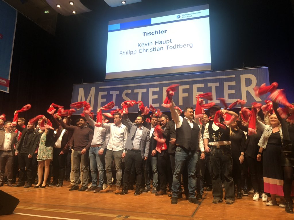 thomcatsDO's tweet photo. #Meisterfeier der Handwerkskammer  Dortmund, tolle Veranstaltung, sehr wertschätzend für unsere #Zukunftsträger. Ehrengast Minister Laumann fordert die auf,  allen Jugendlichen eine Chance zu geben und dabei die Hilfen der #BundesagenturfuerArbeit in Anspruch zu nehmen. #HWK  #BA https://t.co/9AiwwnLLhv