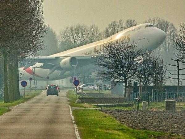 Aviationdailyy's tweet photo. Incredible picture of an Emirates Boeing b747 taking off from schiphol Airport 😍 https://t.co/klZb7RRiDM